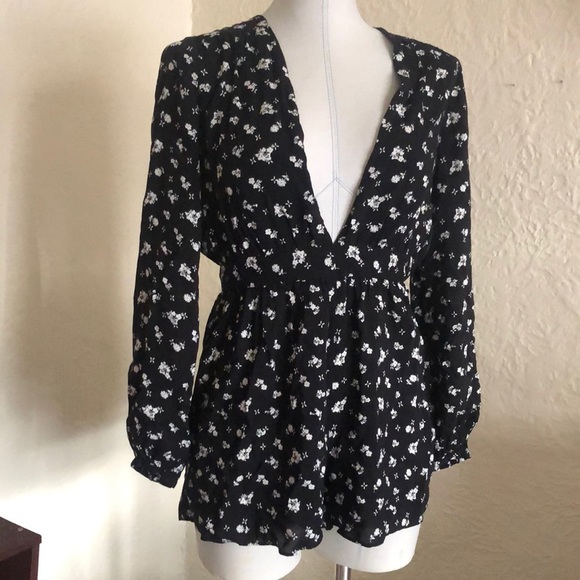 Urban Outfitters Ecote Black White Floral Long Sleeve Shorts Romper XS - Picture 4 of 12